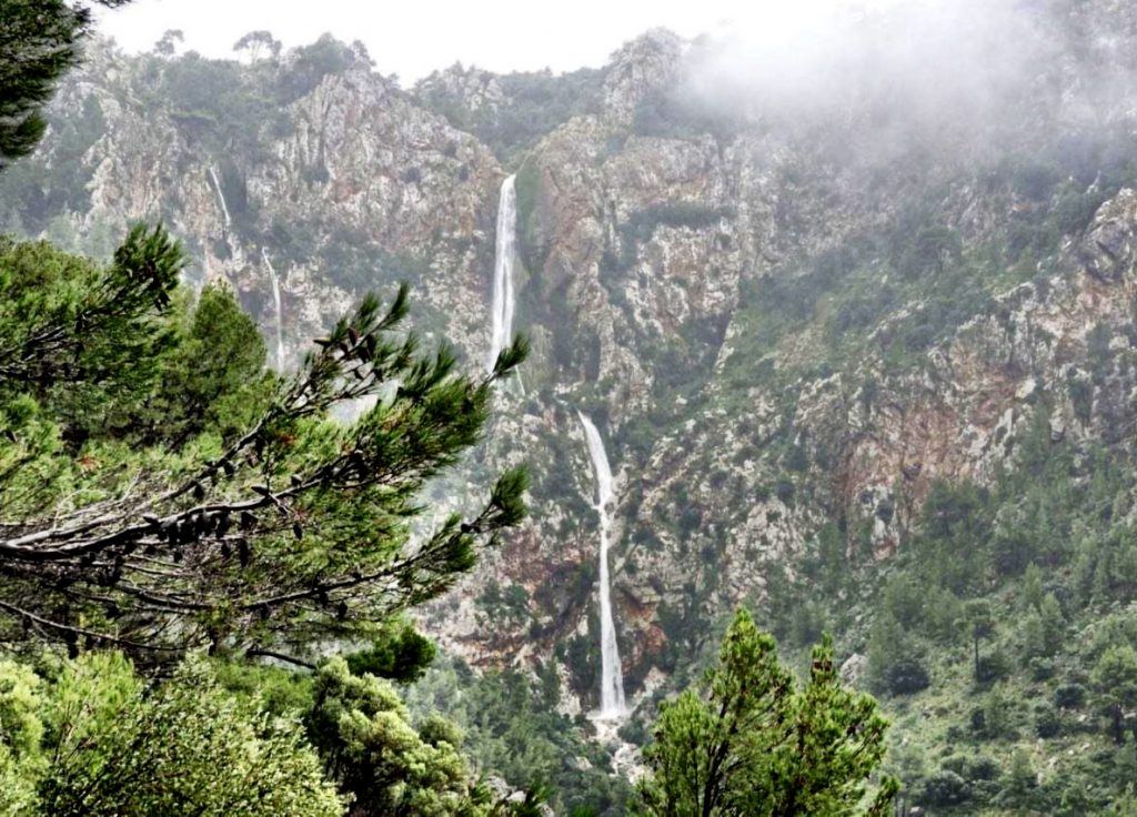 Salto de agua de la cascada en mallorca del torrent de na llis